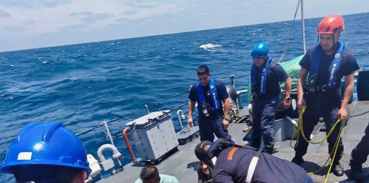 Hundimiento de barco pesquero frente a Santa Elena: rescatan a seis tripulantes y buscan a 14