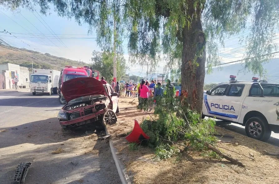 Dos menores y un adulto afectados en aparatoso siniestro de tránsito en el norte de Quito