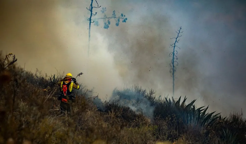 Incendio en el cerro Casitagua sigue activo en el sector sur tras dos días de combate