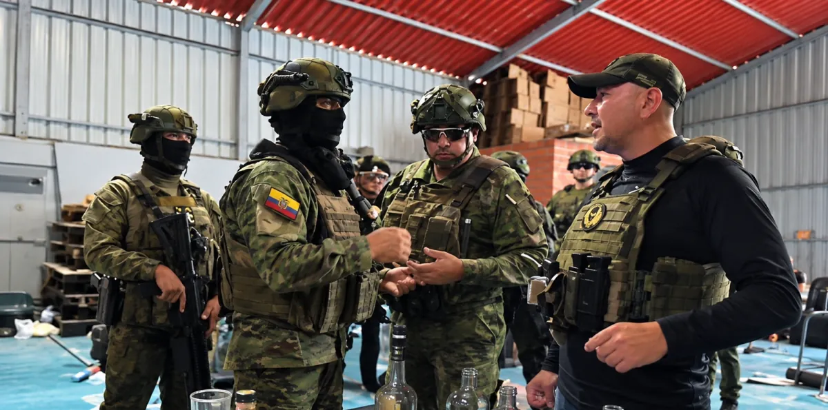 Fábrica clandestina de licor adulterado vinculada a Los Lobos fue desmantelada en el norte de Quito