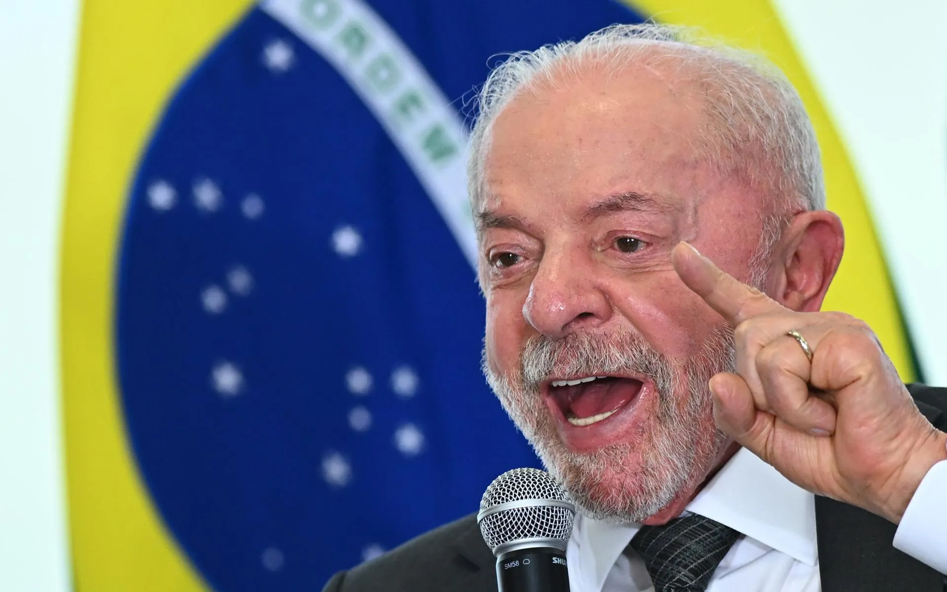 Lula y Flávio Bolsonaro votan en unas elecciones presidenciales reñidas en Brasil