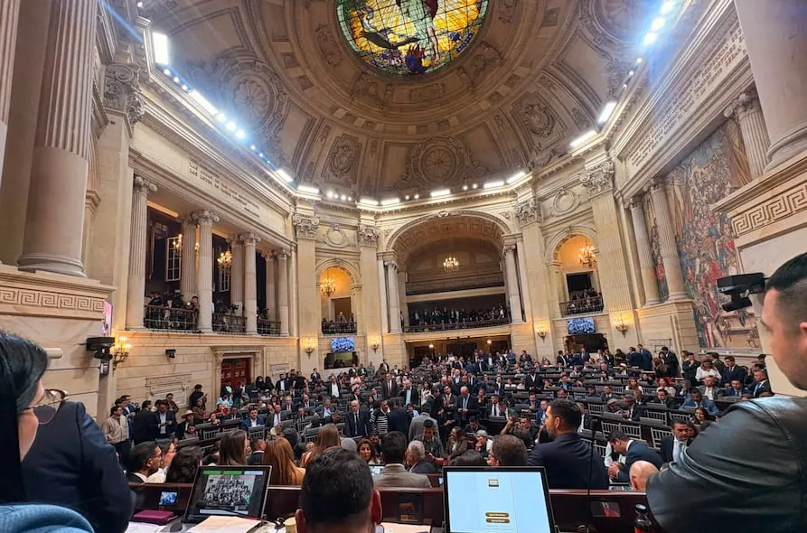 Senado de Colombia vota para evacuar recinto tras sismo, ganó el no