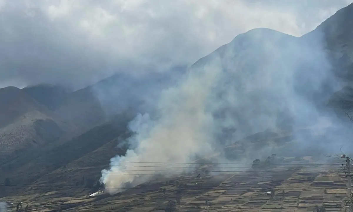 Incendio en las faldas del volcán Imbabura sigue activo