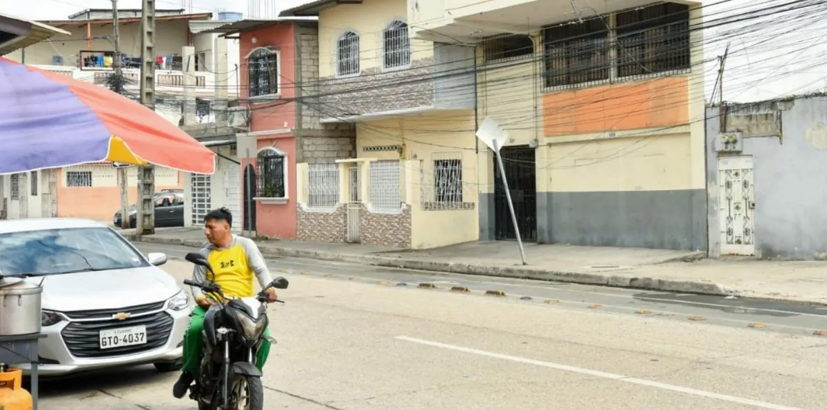 Hallan cinco hombres estrangulados y maniatados dentro de un vehículo en Guayaquil
