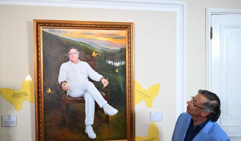 De blanco y con zapatos deportivos, así es el retrato de Gustavo Petro en la Casa de Nariño