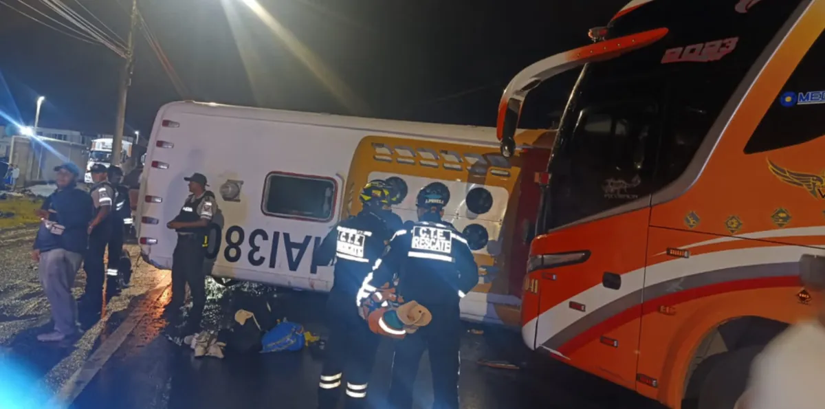 Choque entre dos buses interprovinciales en Ventanas dejó 12 heridos en la vía a Quevedo