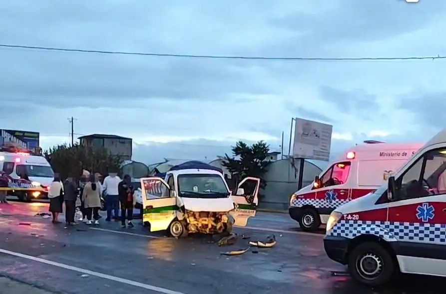 Accidente en la vía Ambato-Quito deja un muerto y cinco heridos tras choque entre tres vehículos