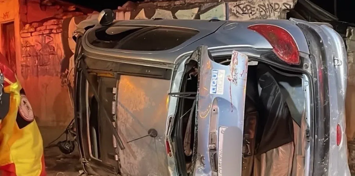 Vehículo se impactó contra el muro de una casa en el norte de Quito; hay un fallecido