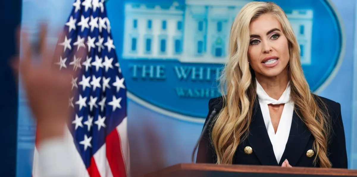 Así fue el accidentado debut de Katie Zacharia como portavoz de Trump: ¿quién es?