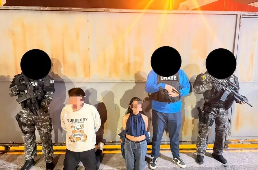 Jóvenes aprehendidos por extorsionar con $ 3.000 a negocios en Playas y Cuenca