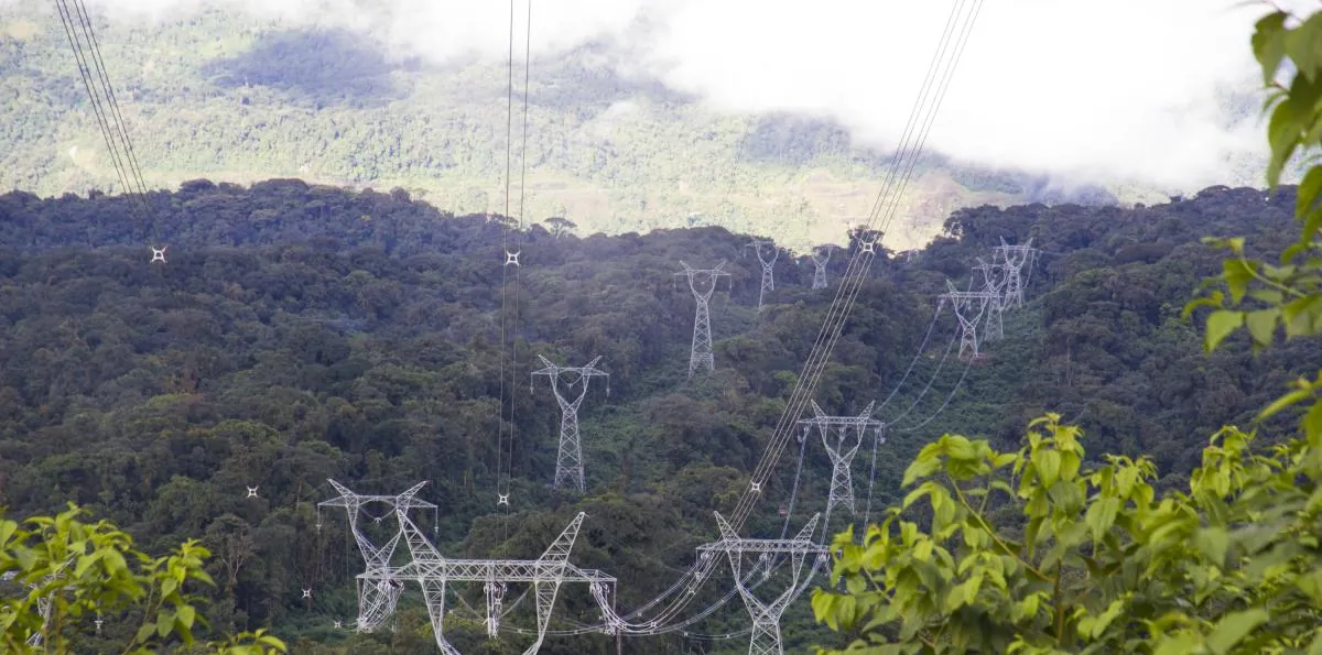 Ecuador actualiza la licencia ambiental de la línea de transmisión eléctrica con Perú