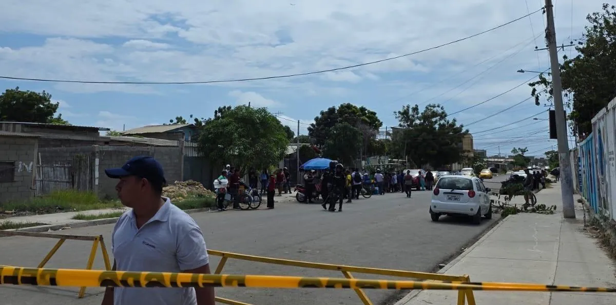 Esto se sabe sobre la balacera afuera de un colegio en Santa Elena: dos estudiantes de 15 y 17 años murieron