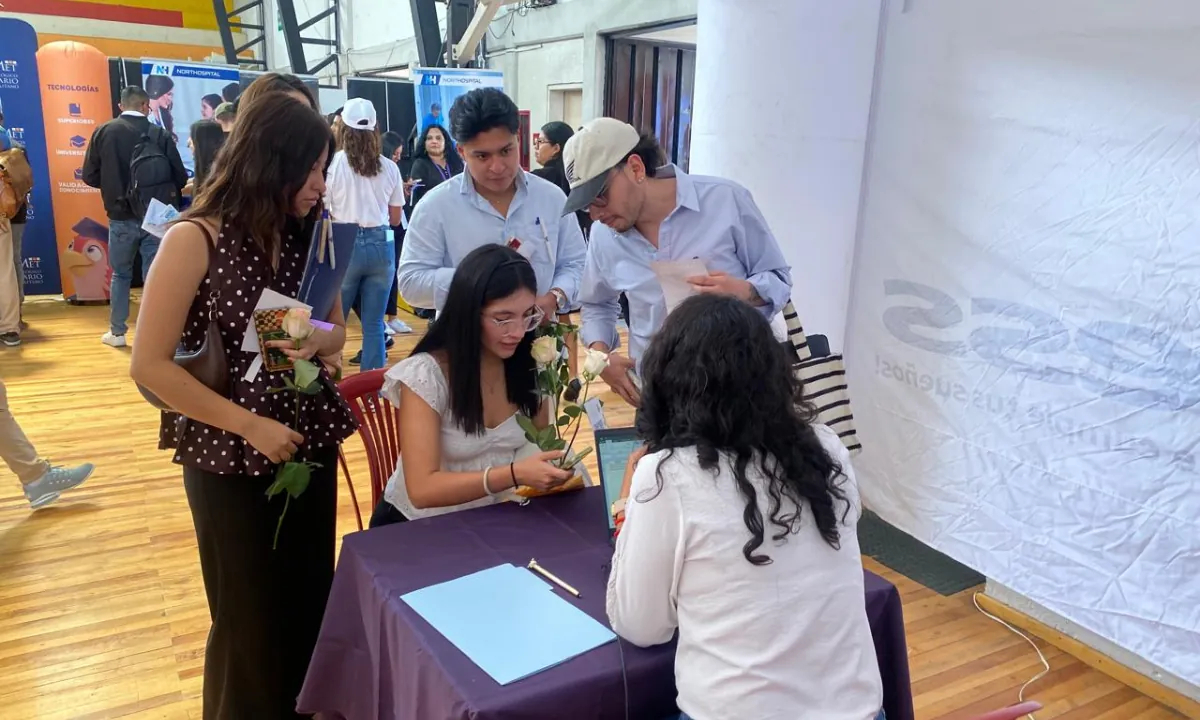 Aspirantes postulan a 3 000 vacantes en la feria de trabajo, en Quito