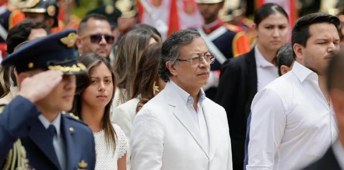 Gustavo Petro deja el poder en un emotivo acto y se alista para encabezar la oposición contra Abelardo de la Espriella en Colombia