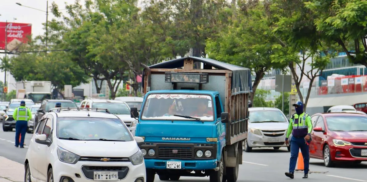 Estudiante fue atropellada en una avenida de Guayaquil mientras agentes de tránsito fueron agredidos durante otro operativo